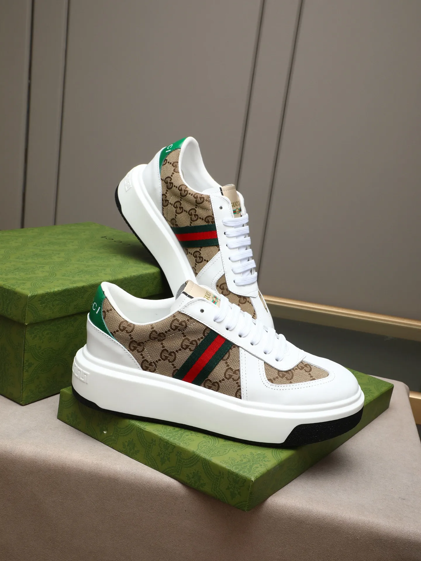 Men's shoes 💰480 New men's shoes GUCCI Fashion trend Made of first-layer calfskin ➕ washed sheep lining! The foot feels super comfortable and the workmanship is impeccable. Foam ultra-light outsole, size: 38-44 (45 customized) 4 colors to choose from!